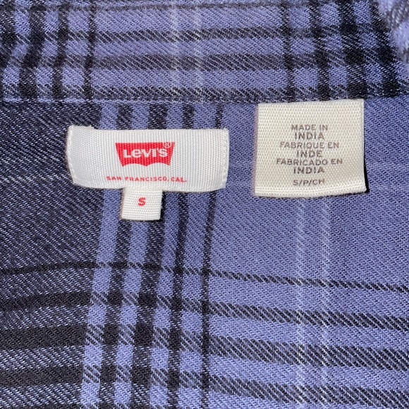 Levi’s Flannel Cropped Button Up - Picture 2 of 4